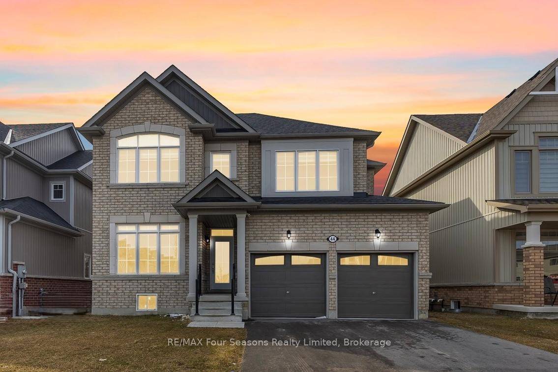 Welcome to 44 Kirby Avenue, Collingwood Where Style Meets Comfort in a Coveted Family Friendly Neighbourhood.