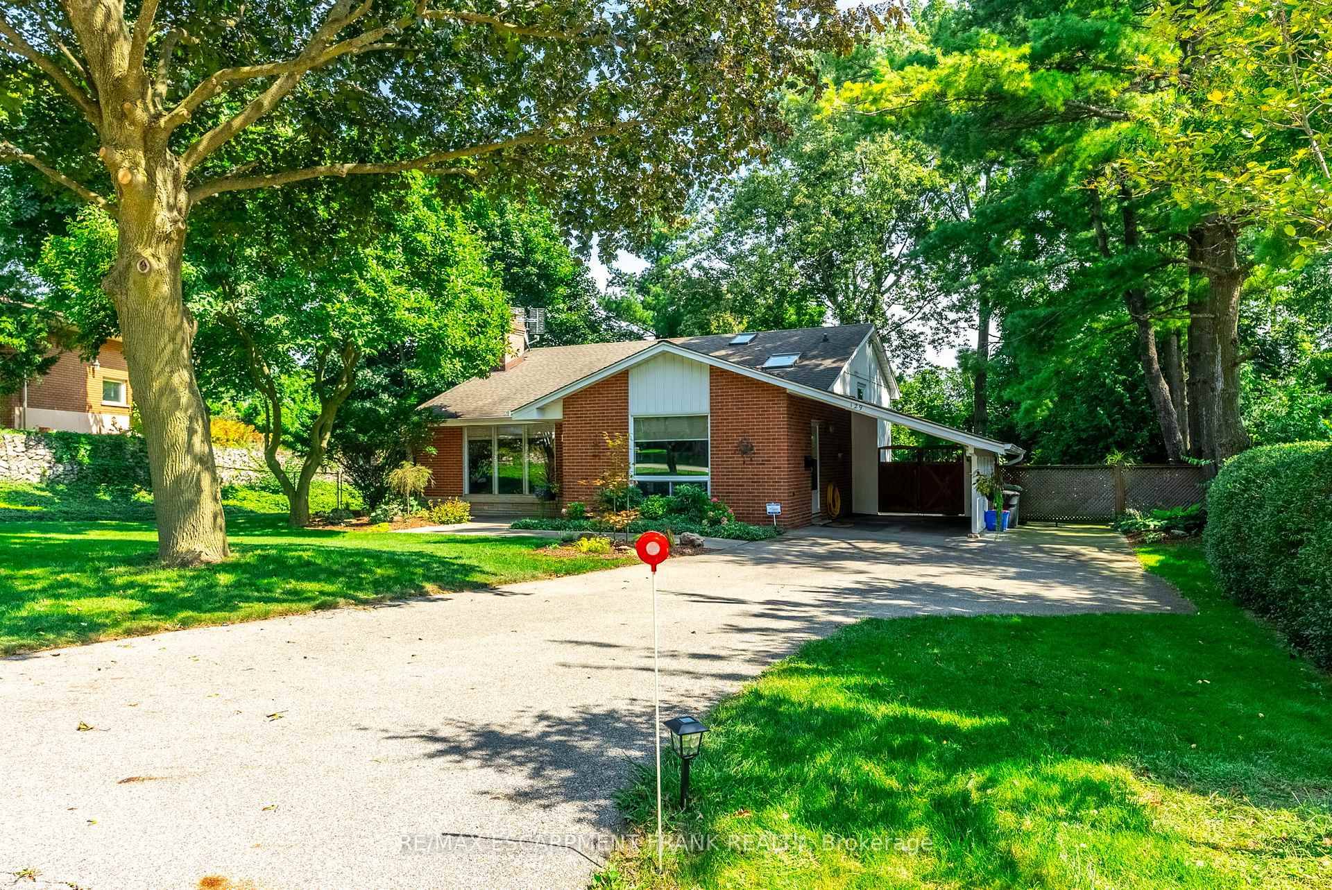 Beautiful 3 bedrm, 1. 5 bathrm home in Old Ancaster surrounded by mature trees and tucked away in a quiet neighbourhood.