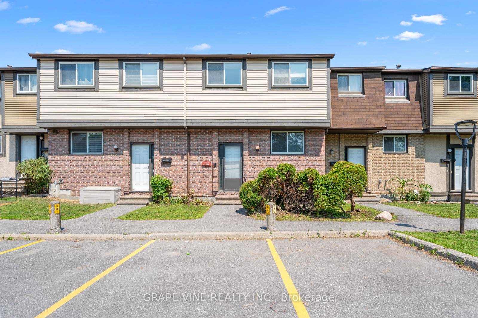 Situated in the heart of the highly sought after Blossom Park Sawmill Creek community, this spacious 4 BEDROOM, 1.