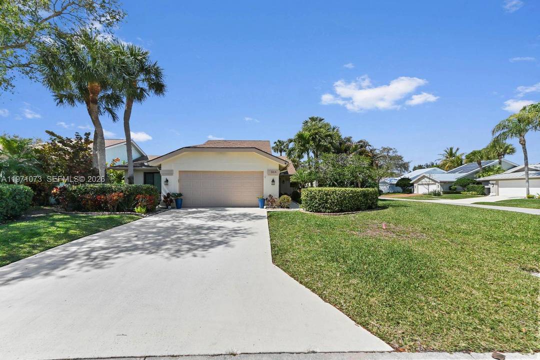 OPEN HOUSE SATURDAY APRIL 11, 12NOON TO 4PM Beautiful Divosta built very spacious single story pool home located in the prestigious Bluffs River Community in Jupiter.