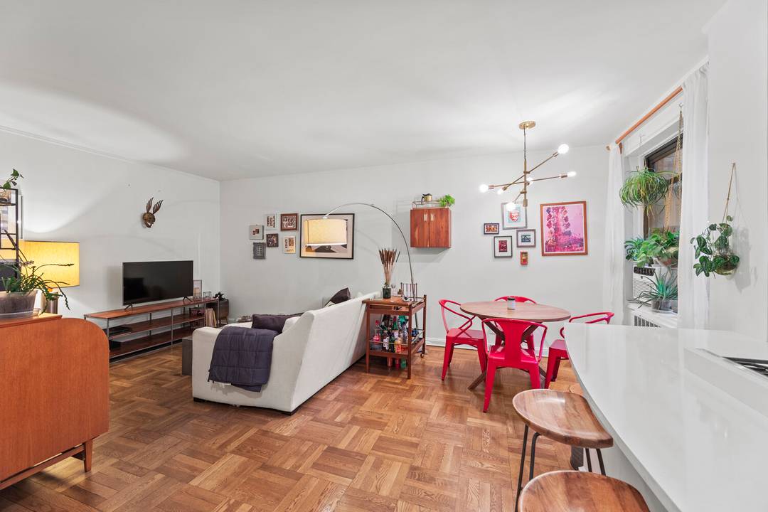 Welcome to this classic one bedroom, one bathroom apartment located just off scenic Riverside Drive in the Upper West Side.