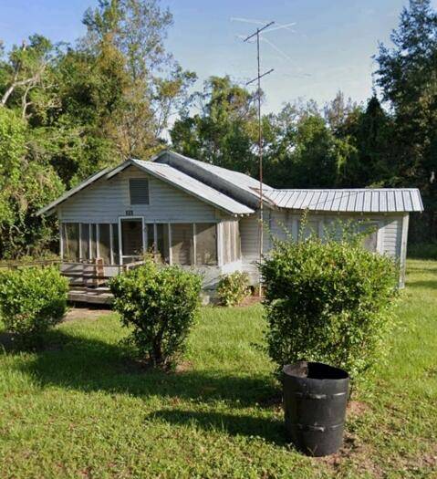 Charming 1940 Wood Frame Home Madison, FL No HOAThis vintage wood frame home, built in 1940, offers classic charm and endless potential !