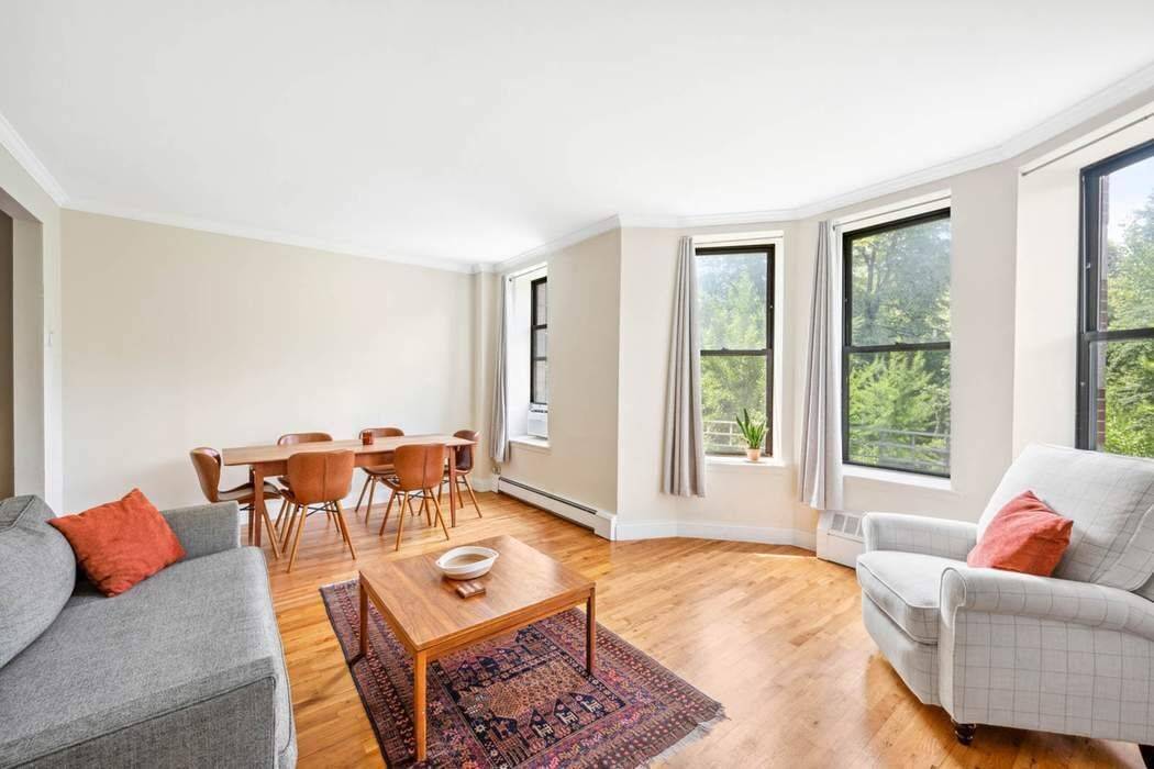 Oversized One Bedroom Apartment Facing Central Park !