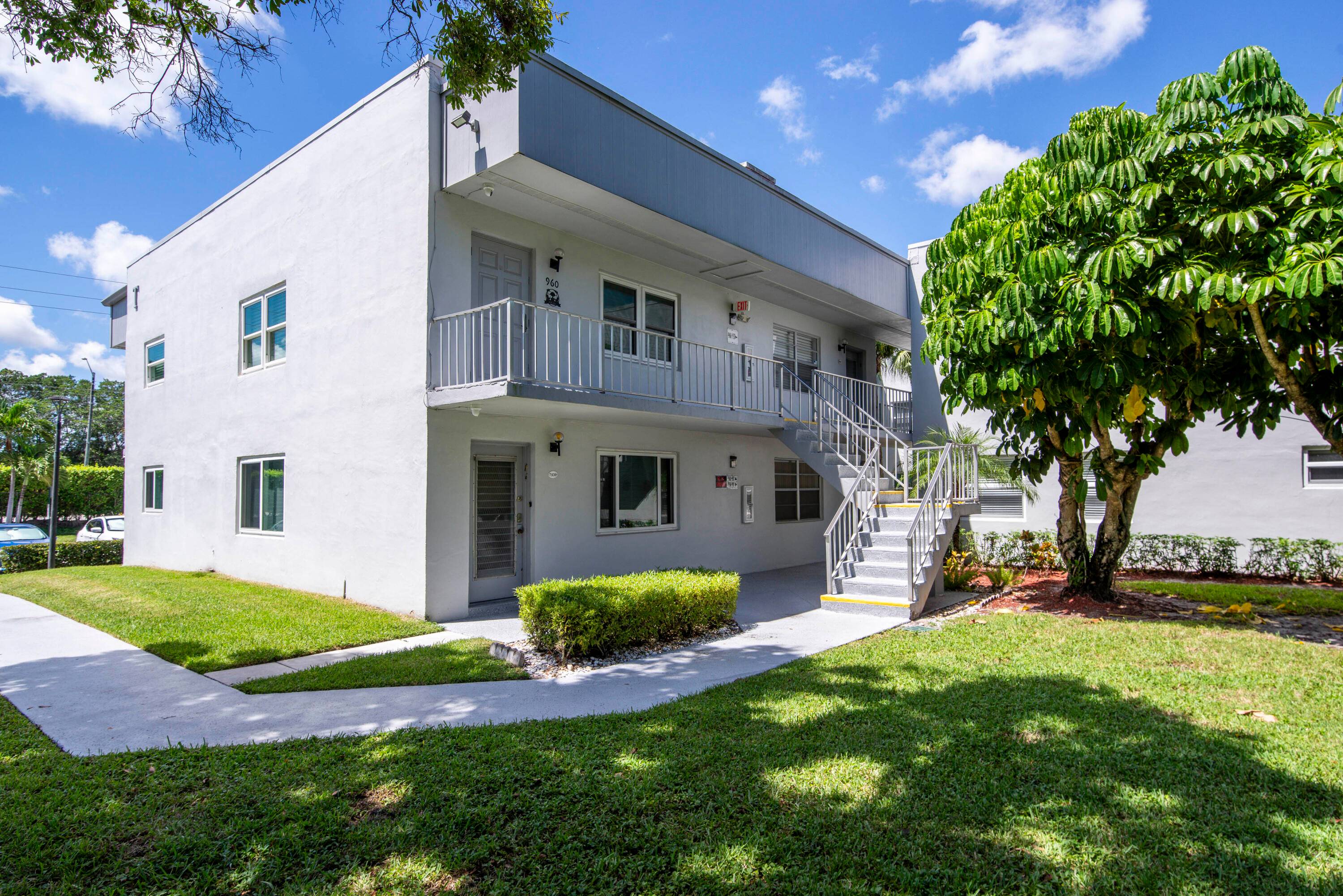 Beautifully renovated condo in Kings Point.