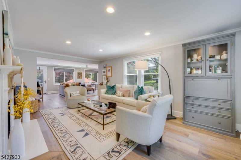 IMMACULATE 3 BD 2. 1 BATH CAPE ON TRANQUIL IN TOWN CHATHAM CUL DE SAC !