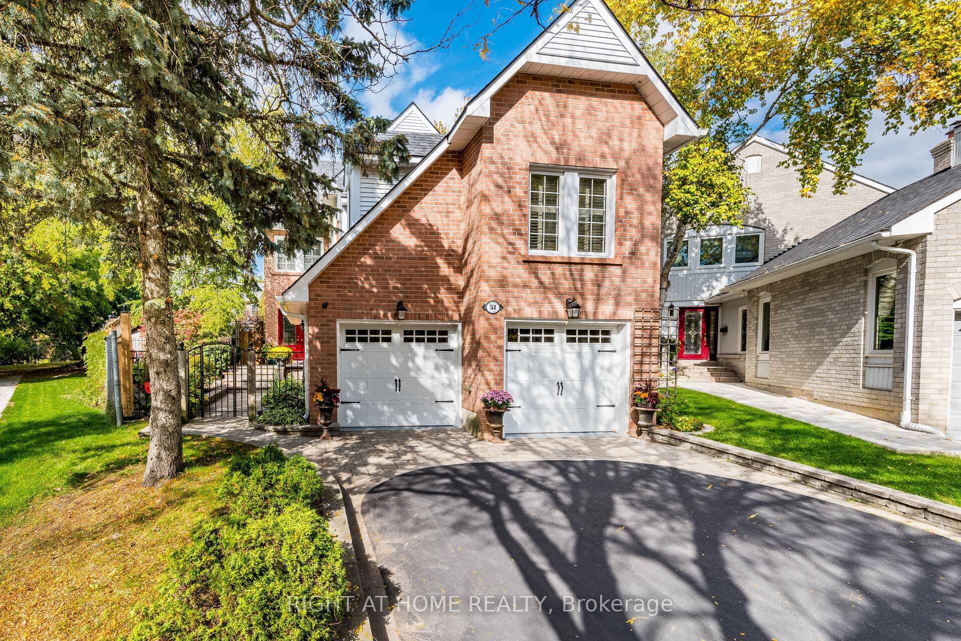 On a quiet, child friendly amp ; highly sought after cul de sac, this beautifully upgraded 2 storey detached link home 2, 076 sq ft finished lower level is nestled ...