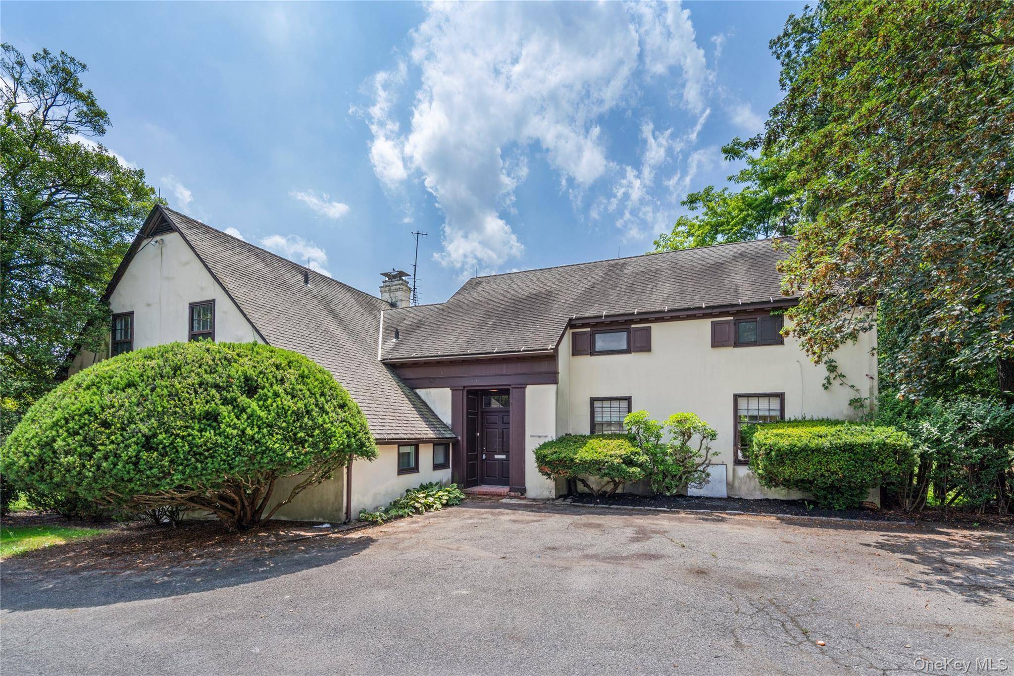 Elegant Country Cottage for Rent at the Old Westbury Equestrian Center Nestled on the scenic grounds of the Old Westbury Equestrian Center, this charming 5 bedroom, 4 bathroom cottage offers ...