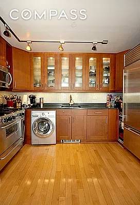 Move right into this bright and airy 2 bed 2 bath home !