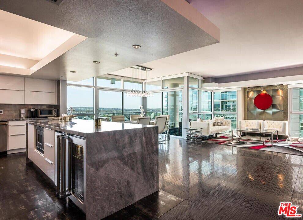 13700 Marina Pointe Dr 2.0 Marina Del Rey LA