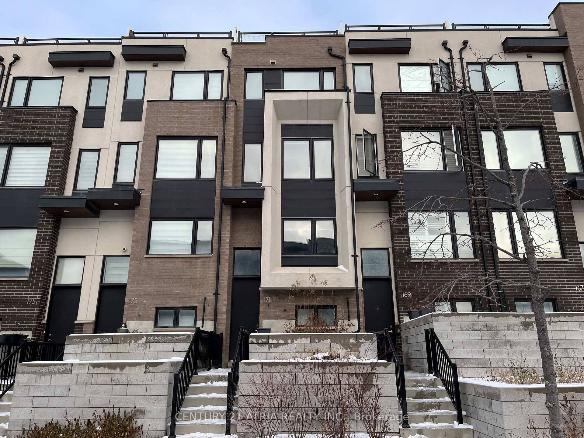 Conveniently Located Townhouse In Beautiful Downsview Park With 1 Car Garage.