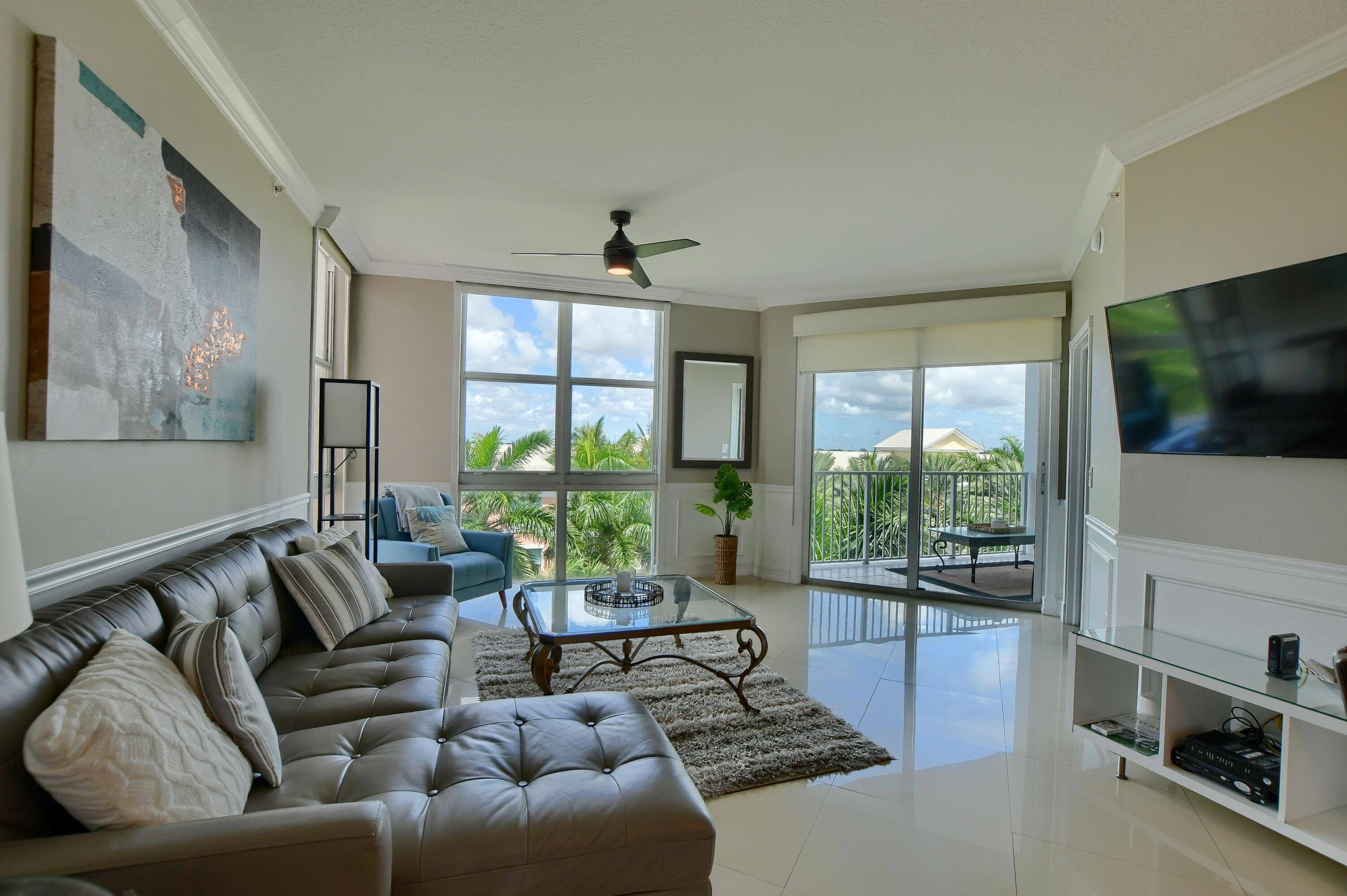 Spectacularly designed turn key 2 bed 2 bath condo, located along the Lantana Intracoastal Waterway.