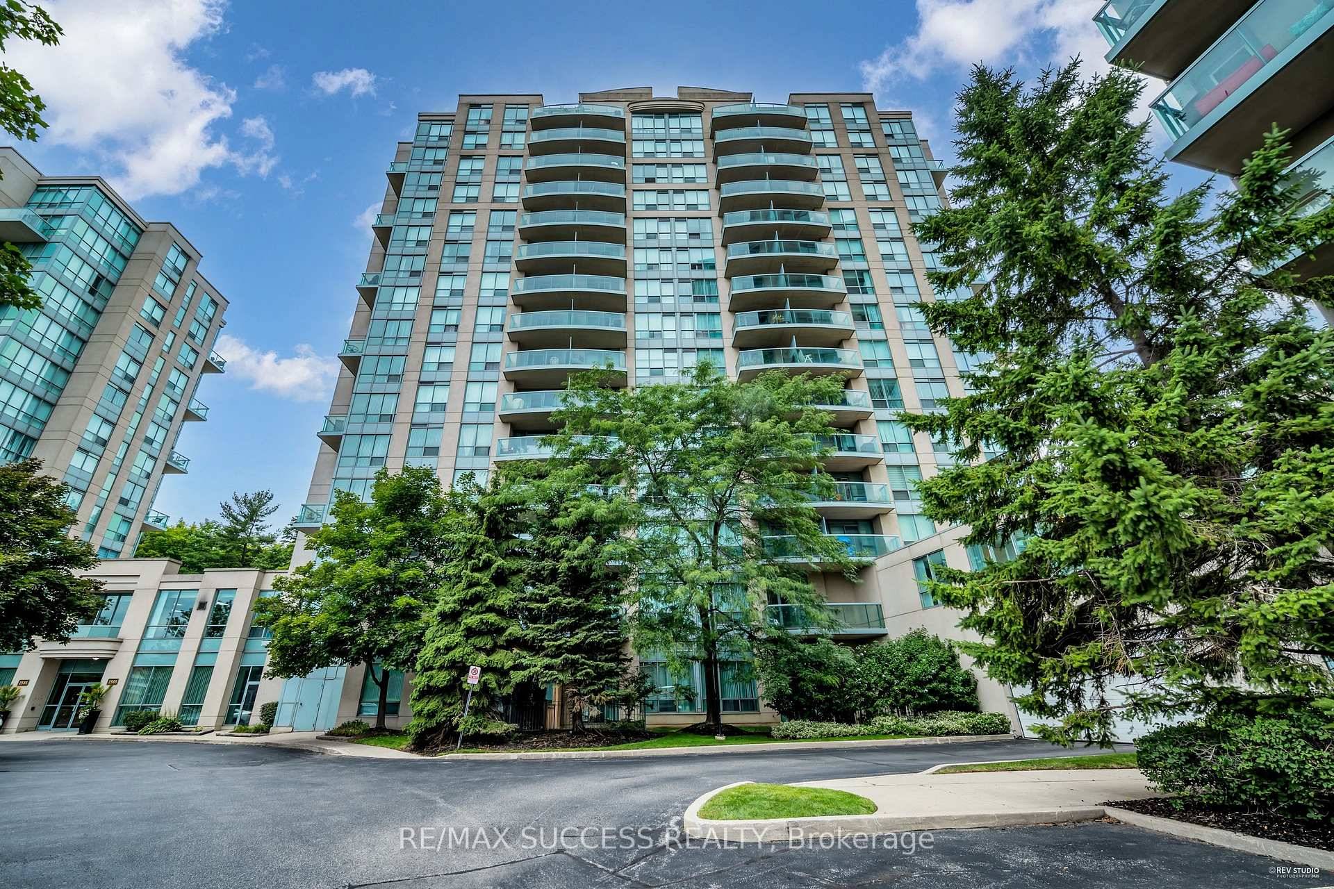 Stunning fully upgraded 2 Bedroom, 2 Bathroom condo in sought after Central Erin Mills.