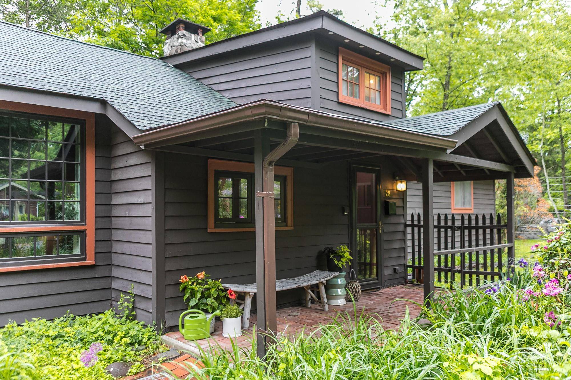 Nestled in the heart of the Village of Woodstock, this enchanting cottage awaits your arrival.
