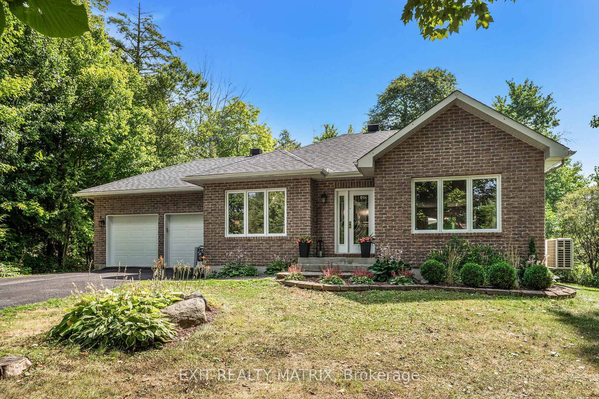 Beautifully Updated 2 1 Bedroom Bungalow in Riviera Estates, L'Orignal !