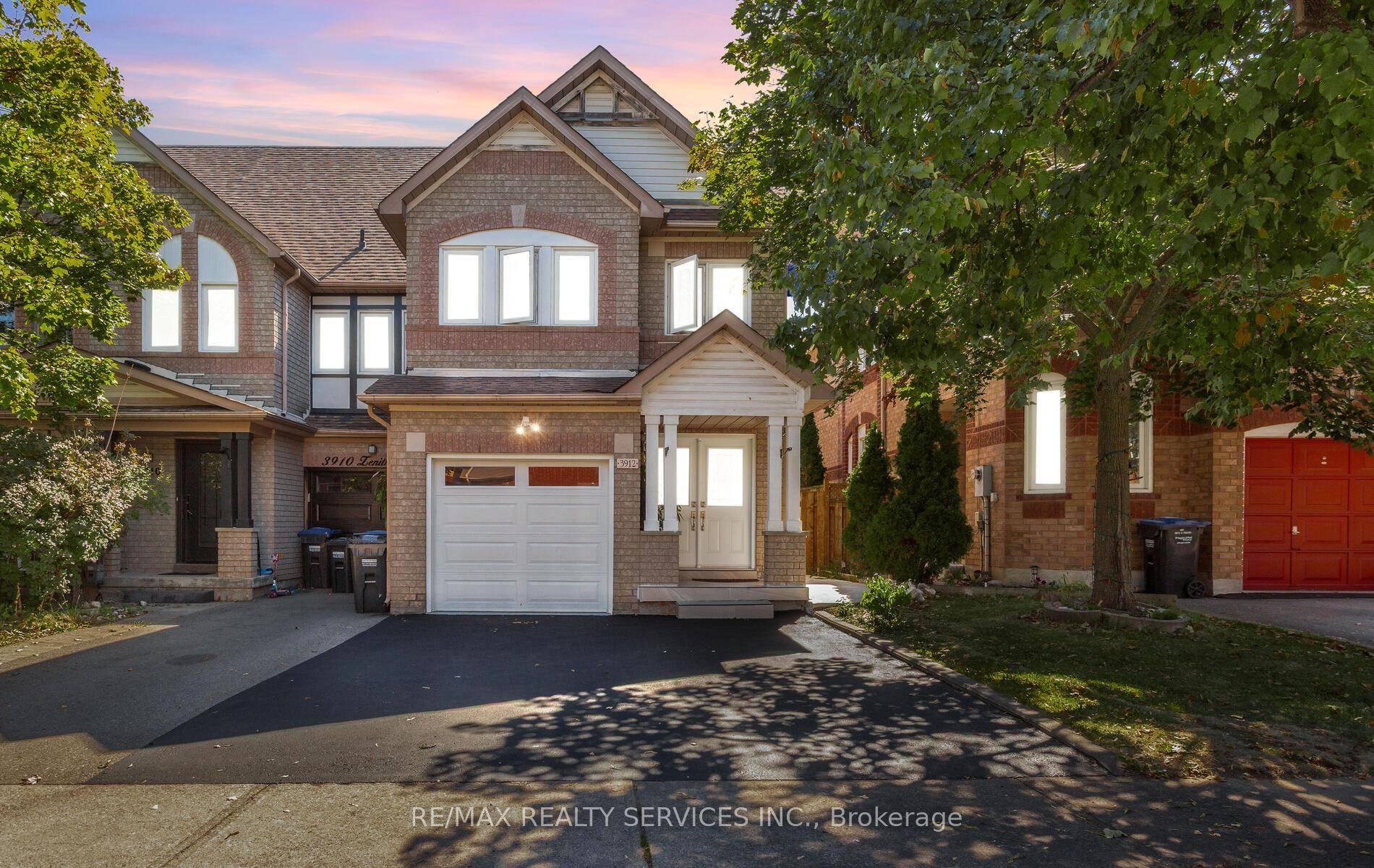 Wow, PERFECTION ! ! Immaculate End unit nestled on a quiet child safe crt with 3 1 spacious bedrooms and 4 bathrooms !