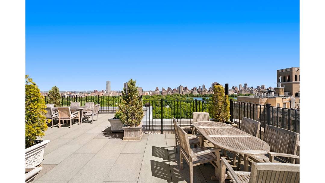 Residence 11A 11E at 7 West 96th Street is a rare and thoughtfully combined home, offering expansive proportions, abundant light, and exceptional flexibility.