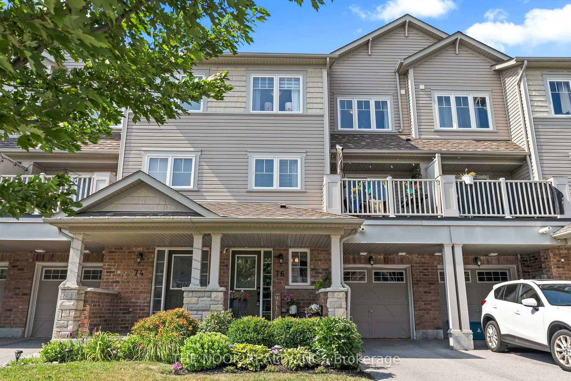 Stunning FREEHOLD townhouse in the desirable Windfields neighbourhood of North Oshawa.