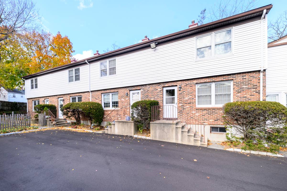 Spacious Three Level Townhouse in Stamford's Desirable Cove Beach Area !