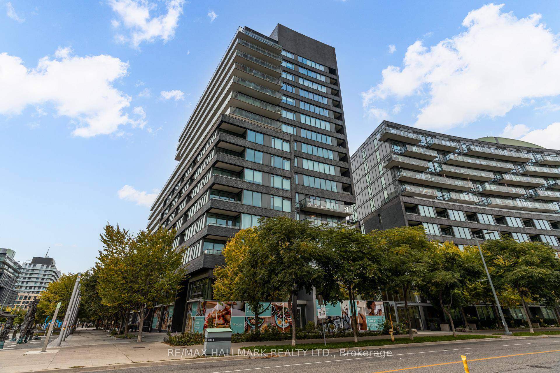 Welcome to a beautifully designed 1 bedroom suite in Toronto's vibrant Canary District.