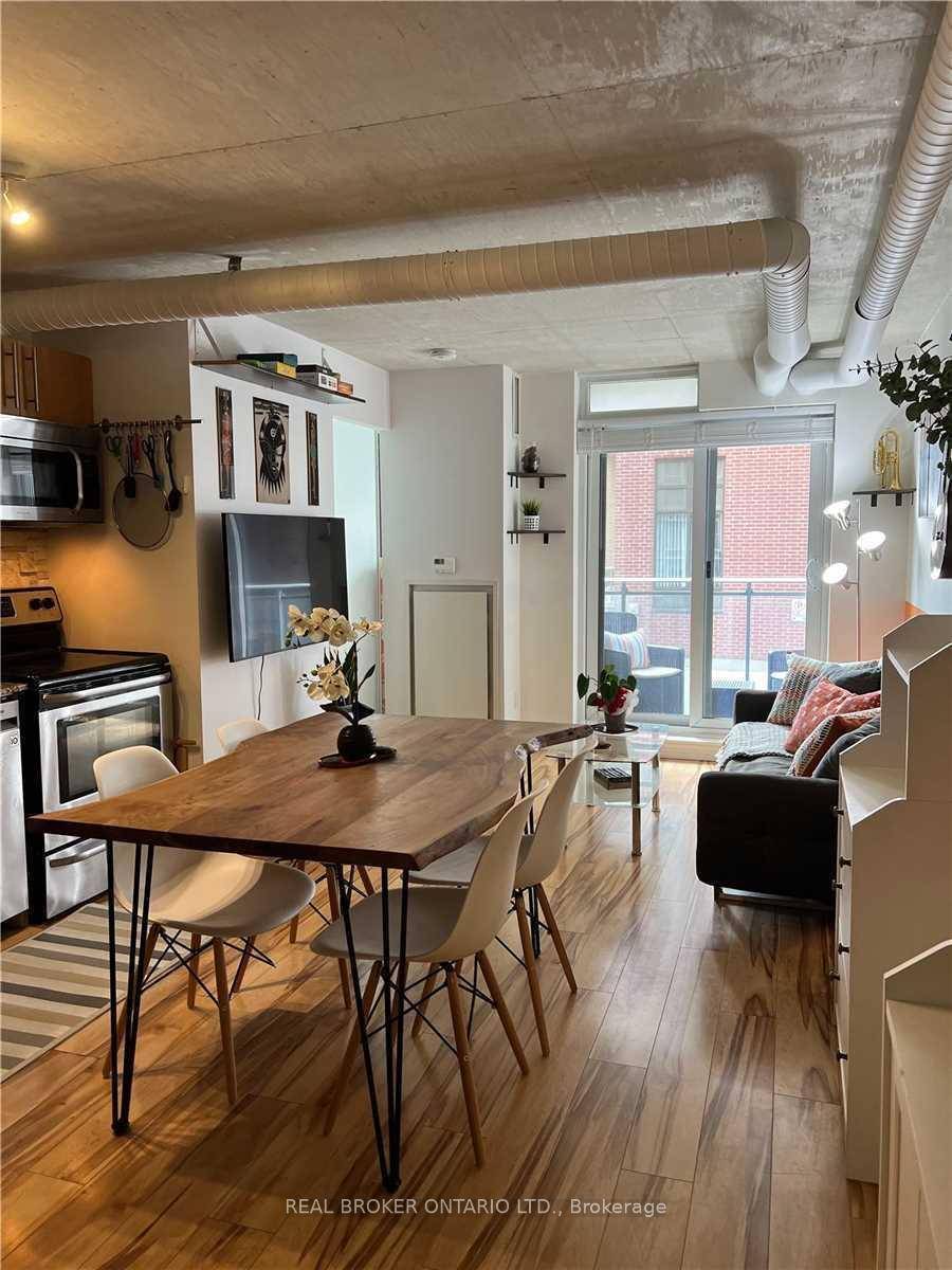 Executive 2 Bedrooms Condo In Amazing Queen St West !