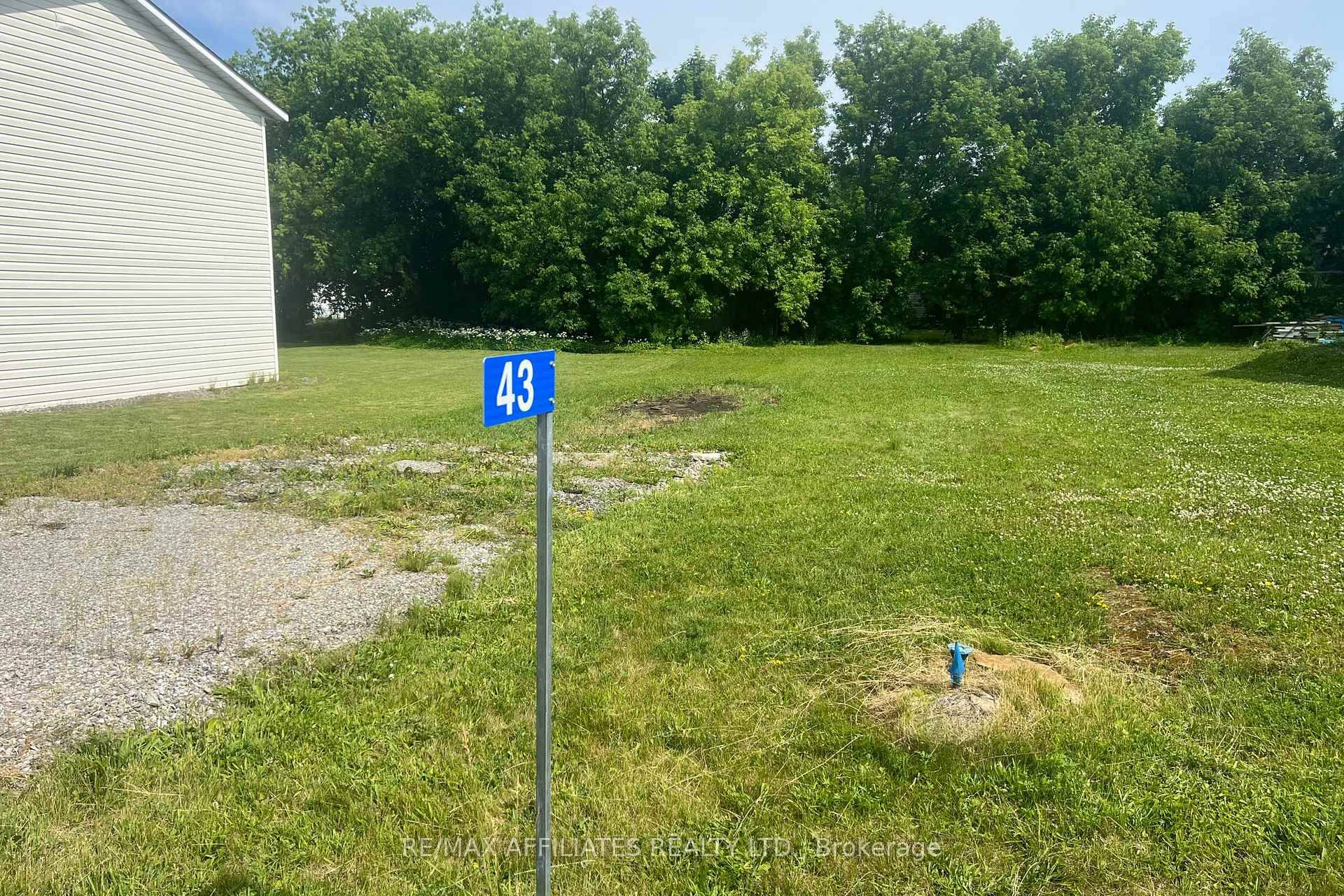 Build Your Future at 43 King St, Smiths Falls Fully Serviced Lot in Prime Location Looking for the right place to bring your dream home or investment property to life ...