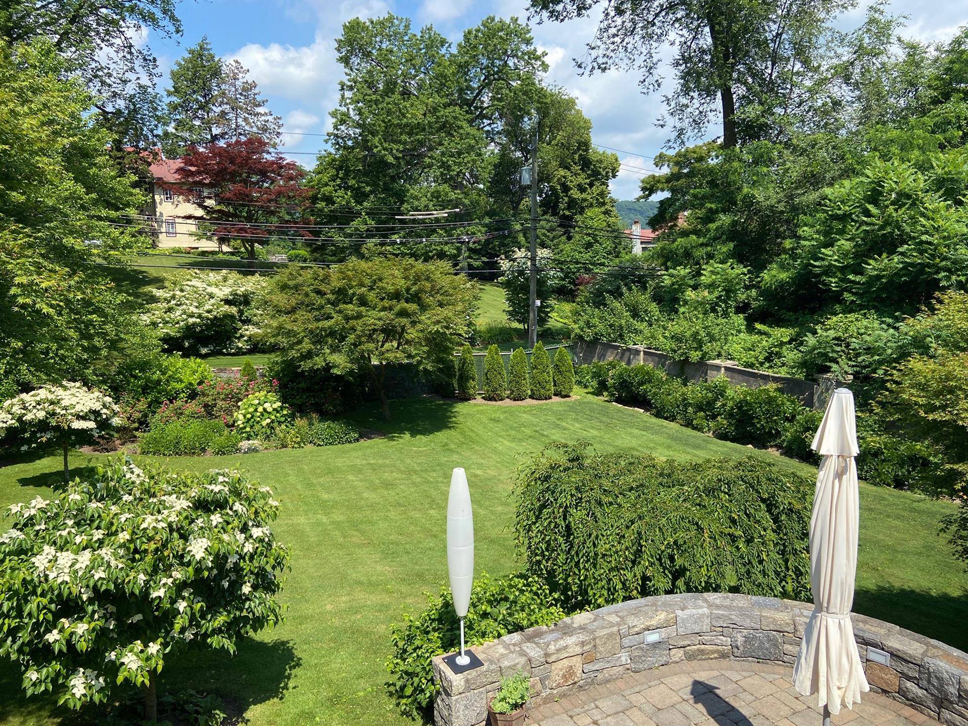 Feels like a million miles away from NYC, this spacious solid brick raised ranch is close to the Riverdale Metro North for a fast 25 minute commute to Grand Central ...