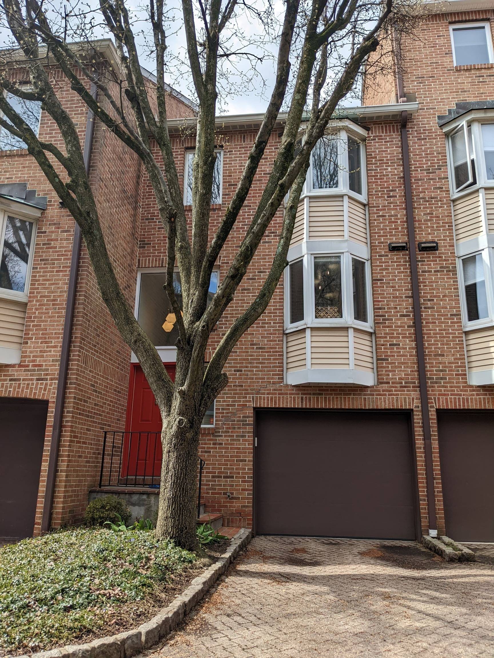 Welcome to modern city living in Stamford's vibrant Mid City neighborhood !