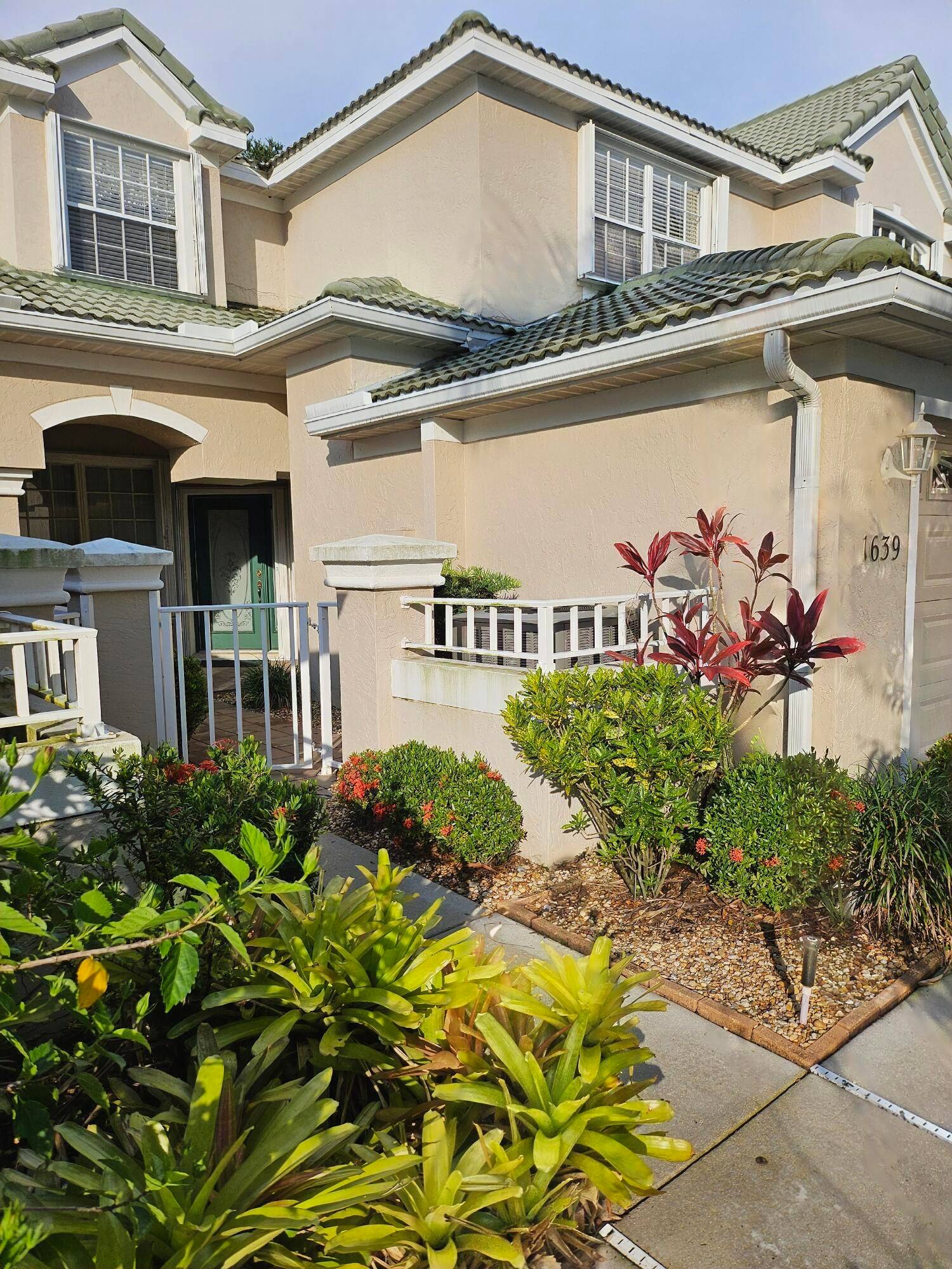 Fully Furnished townhome that is perfect for a rental or your elderly family members.