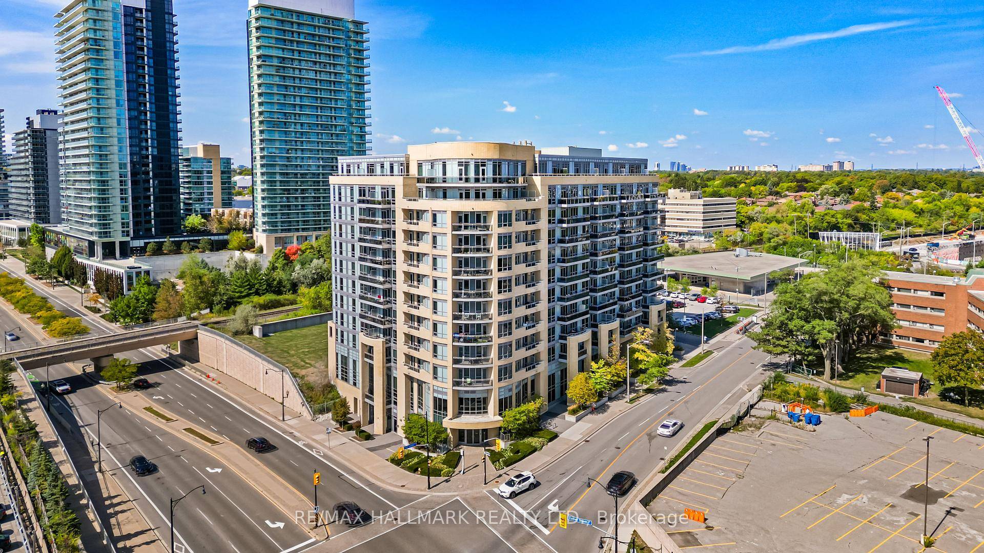 Welcome to this spacious 1 Den suite in the Leslie Boutique Residences, just steps from Leslie Subway station, Oriole Go Station, and North York General Hospital !