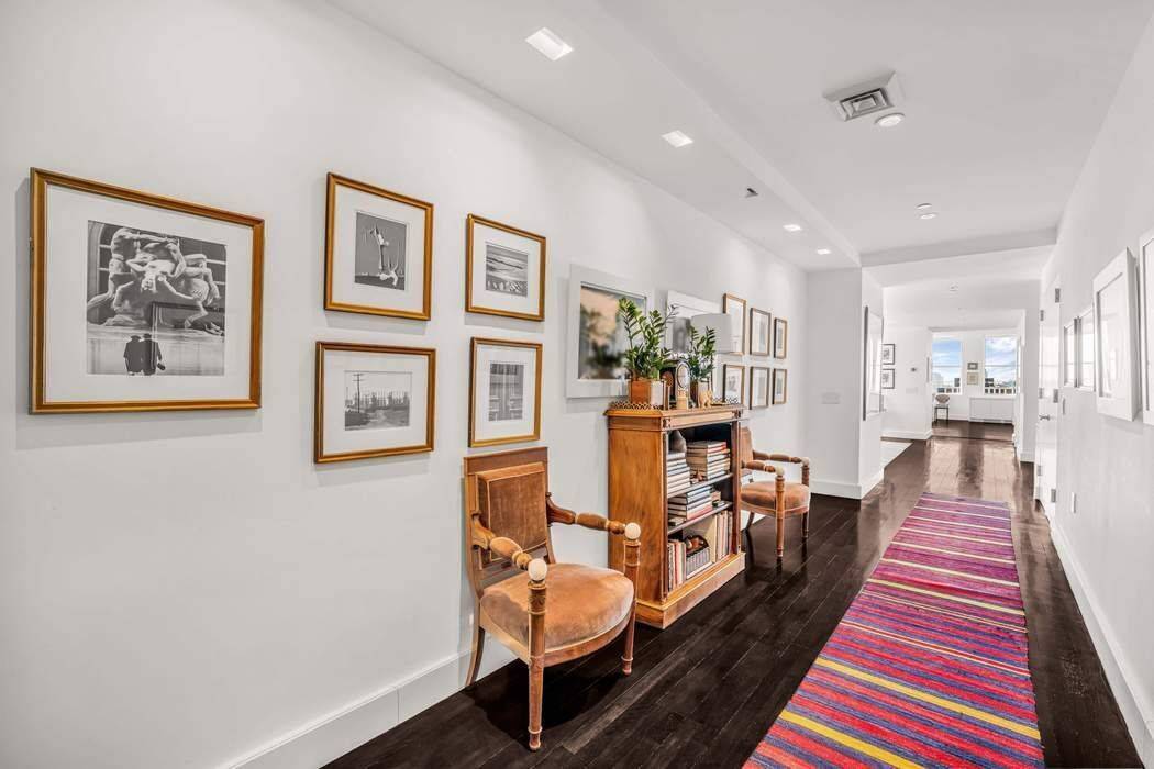 Stunning Five Bedroom Tribeca Loft with Dazzling Views Located just steps from City Hall Park, this spectacular five bedroom loft in Tribeca s prestigious Tower 270 offers approximately 5, 000 ...