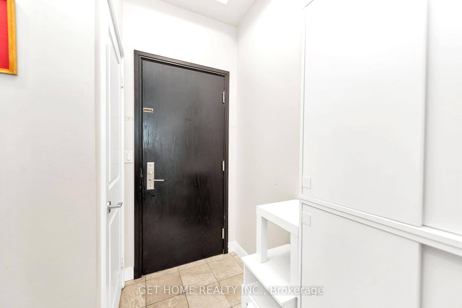 Discover 80 Absolute, one of Mississauga's premier towers, where you'll find this exquisite 1 1 bedroom condo with 2 Washrooms.