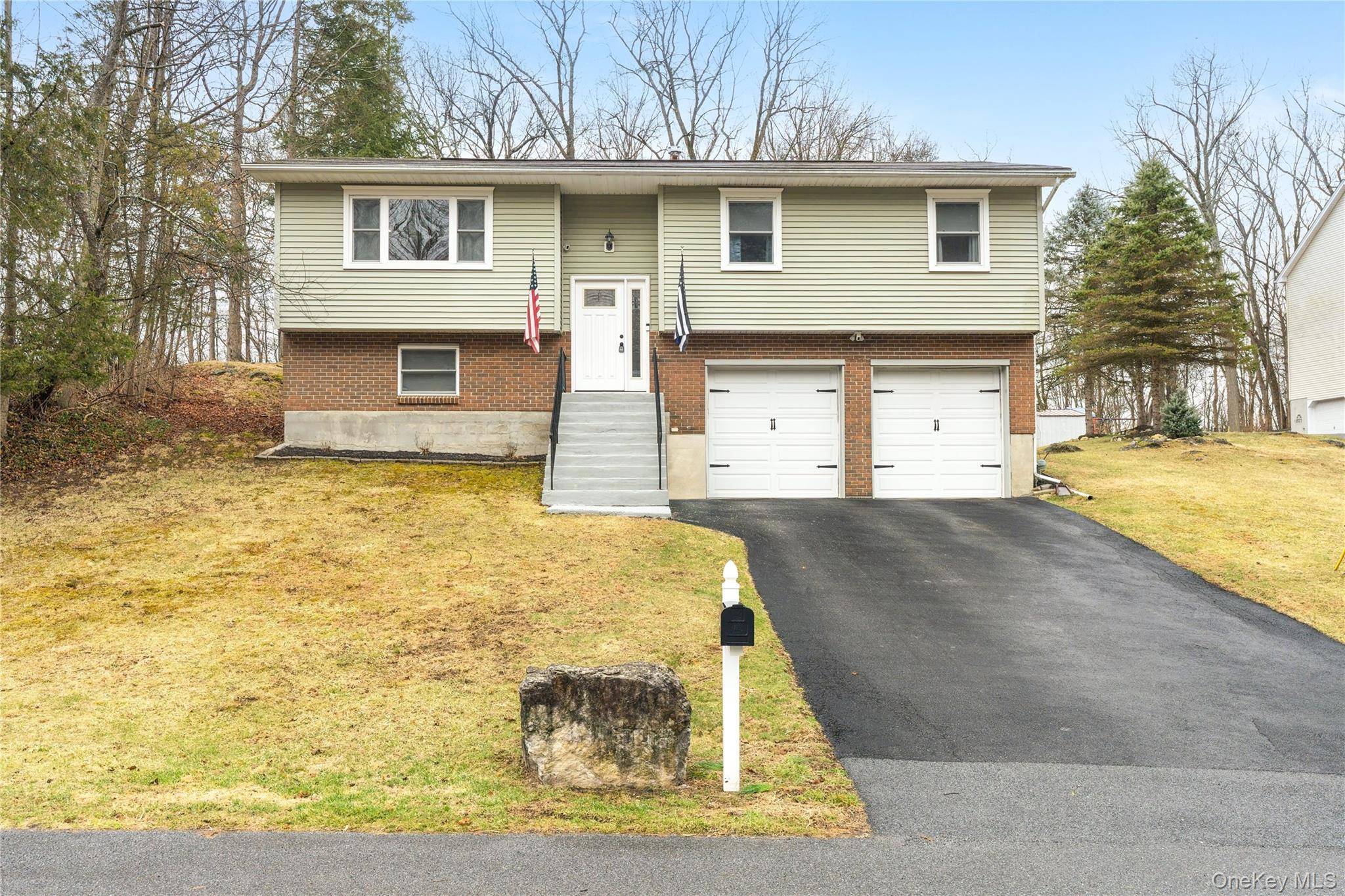 Tastefully updated Bi Level in the heart of Red Oaks Mill, Town of Poughkeepsie !
