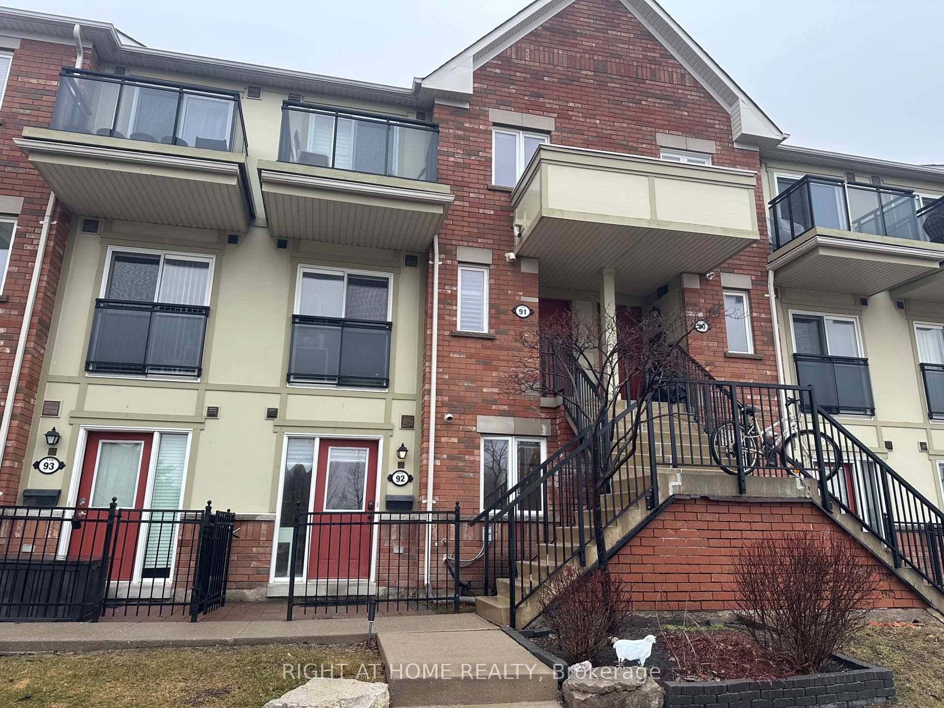 Beautiful and fully renovated, 1 Bd condo stacked townhouse.