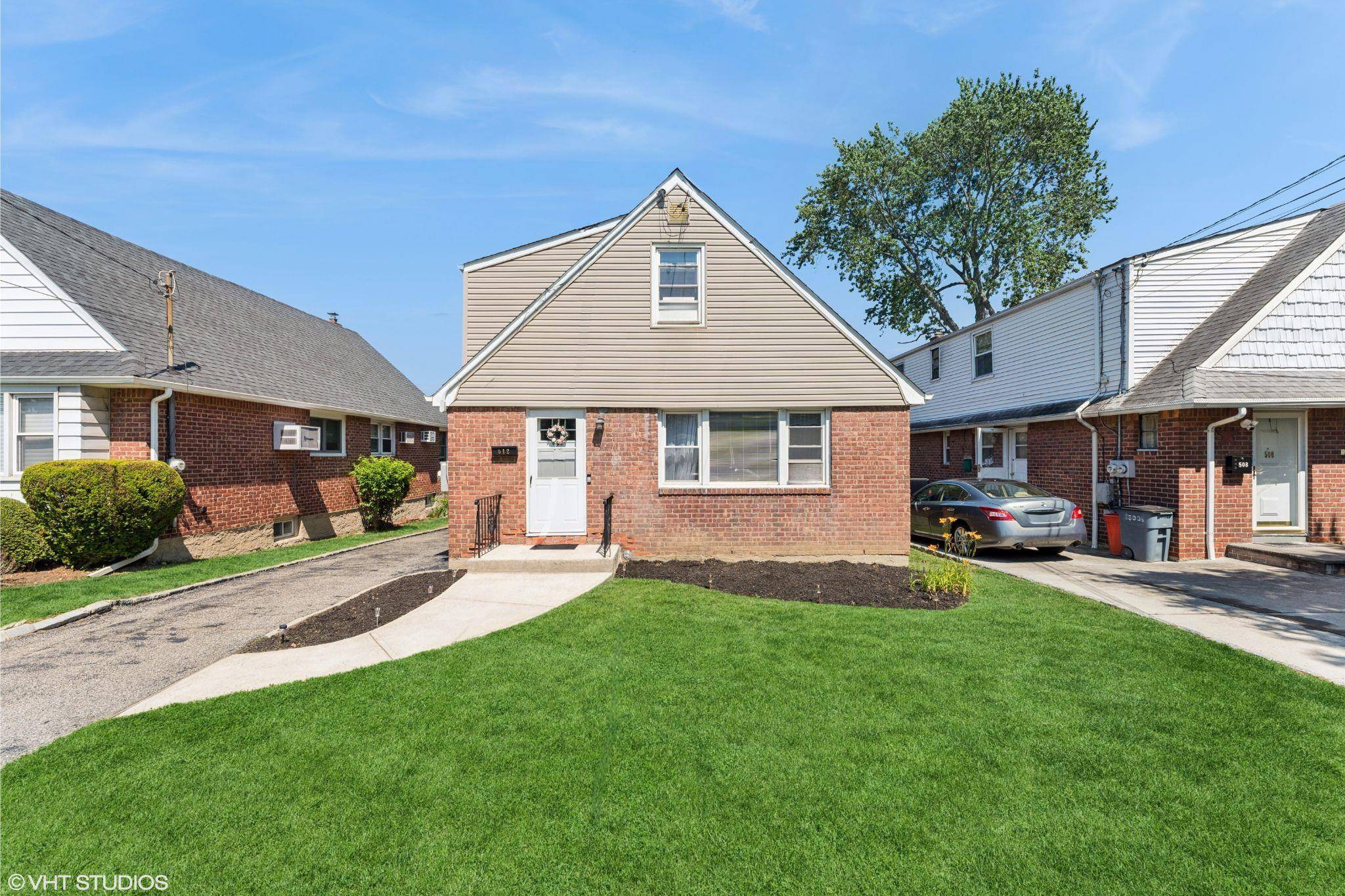 Charming and Spacious Cape in the Heart of Williston Park Welcome to this beautifully maintained cape style home offering the perfect blend of comfort, flexibility, and convenience.