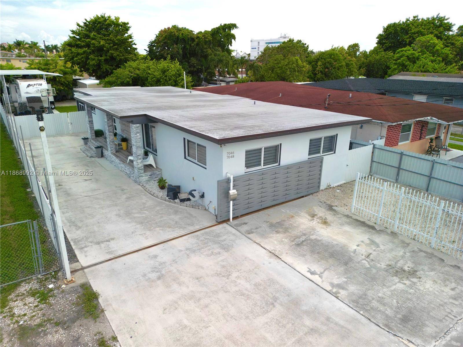 Prime location ! Turn key duplex with additional income, ideal for investors.