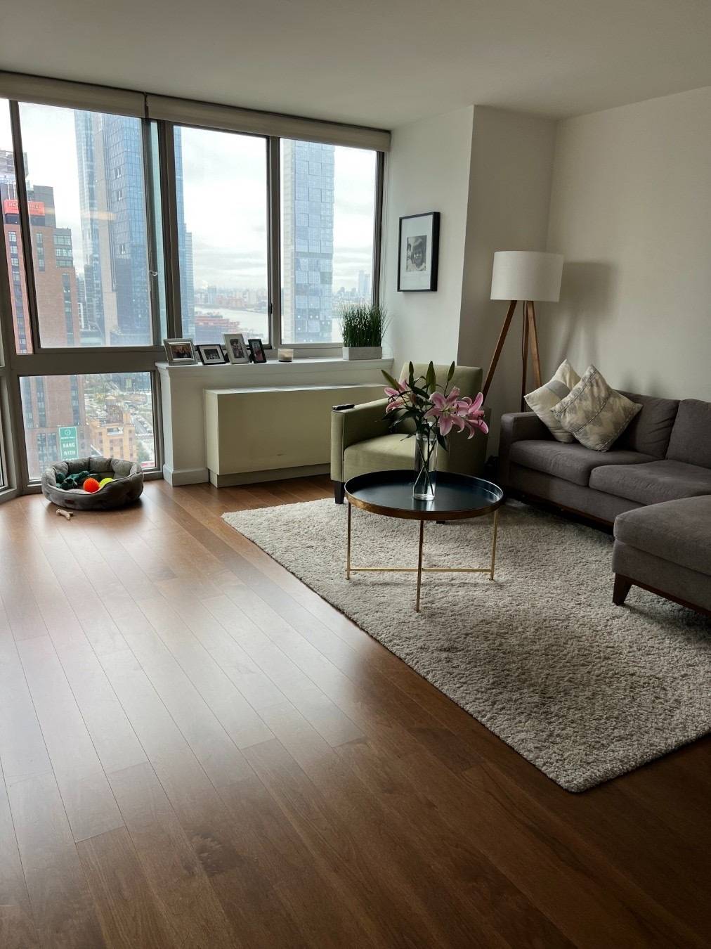 Spacious 1 Bed 1Bath in hi rise south facing midtown tower.