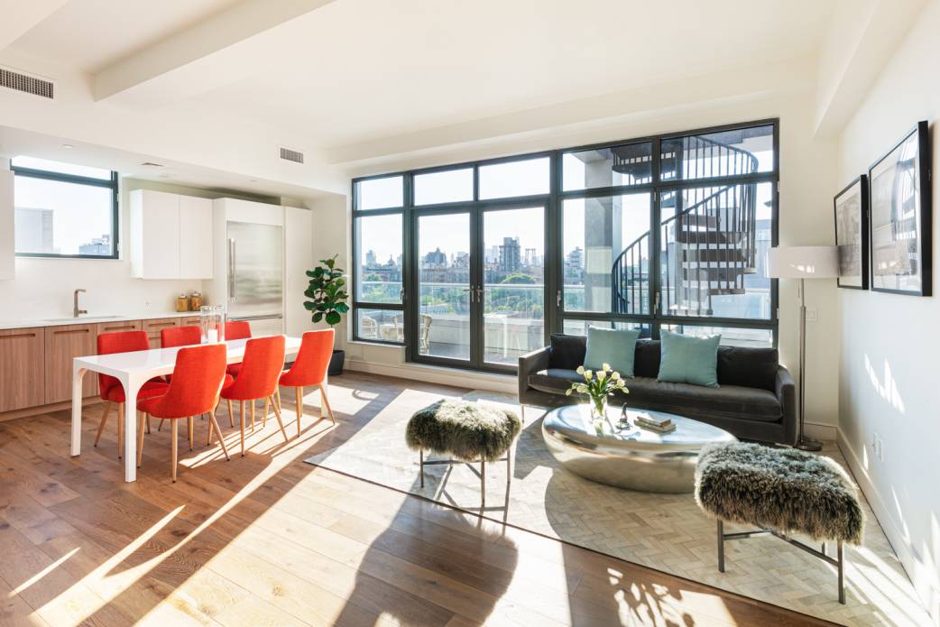 147 Hope Street is a boutique collection of new luxury condominiums located in the heart of Williamsburg.
