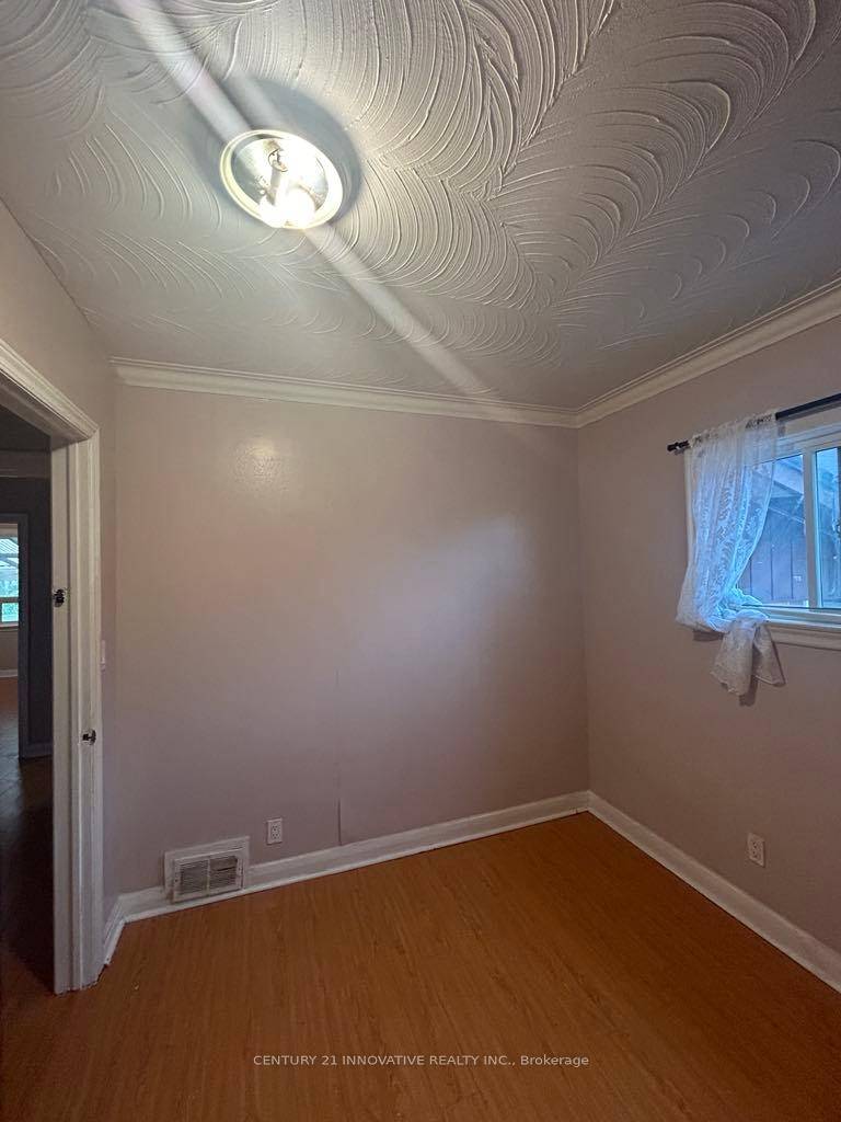 WELCOME TO 1837 VICTORIA PARK AVE, SPACIOUS AND SUN FILLED IN A PRIME LOCATION, BUS STOP RIGHT INFRONT OF HOUSE EASY ACCESS TO DOWNTOWN.