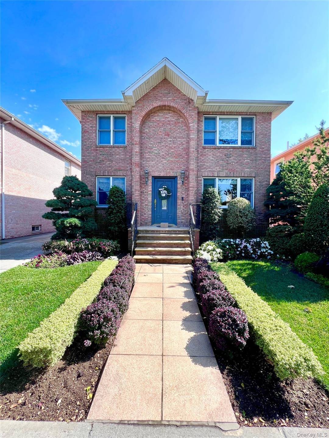 Duplex 3 Bedroom, 3 full bath Rental in the heart of Whitestone.