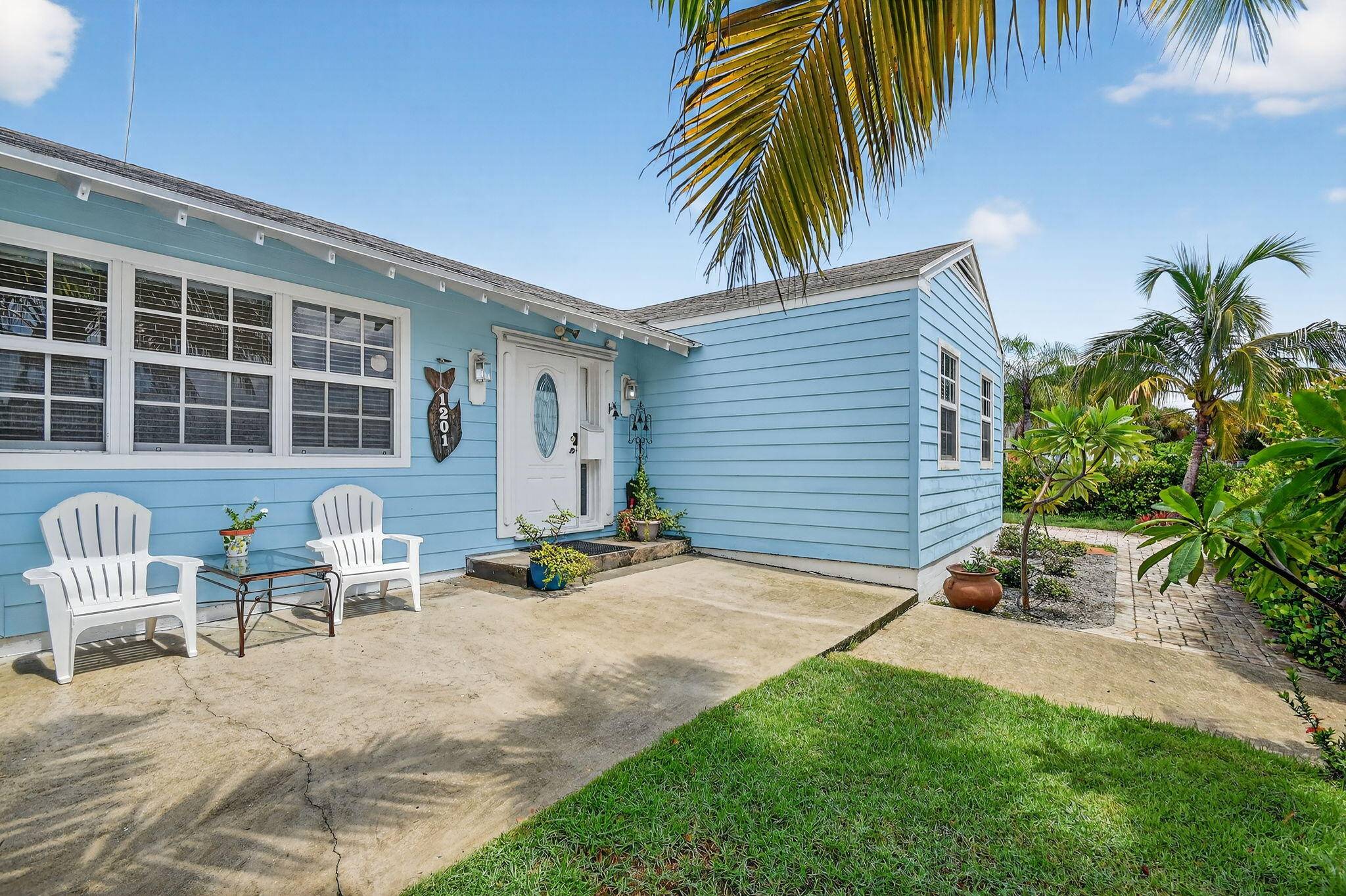 Charming single family corner home in Lake Worth Beach !