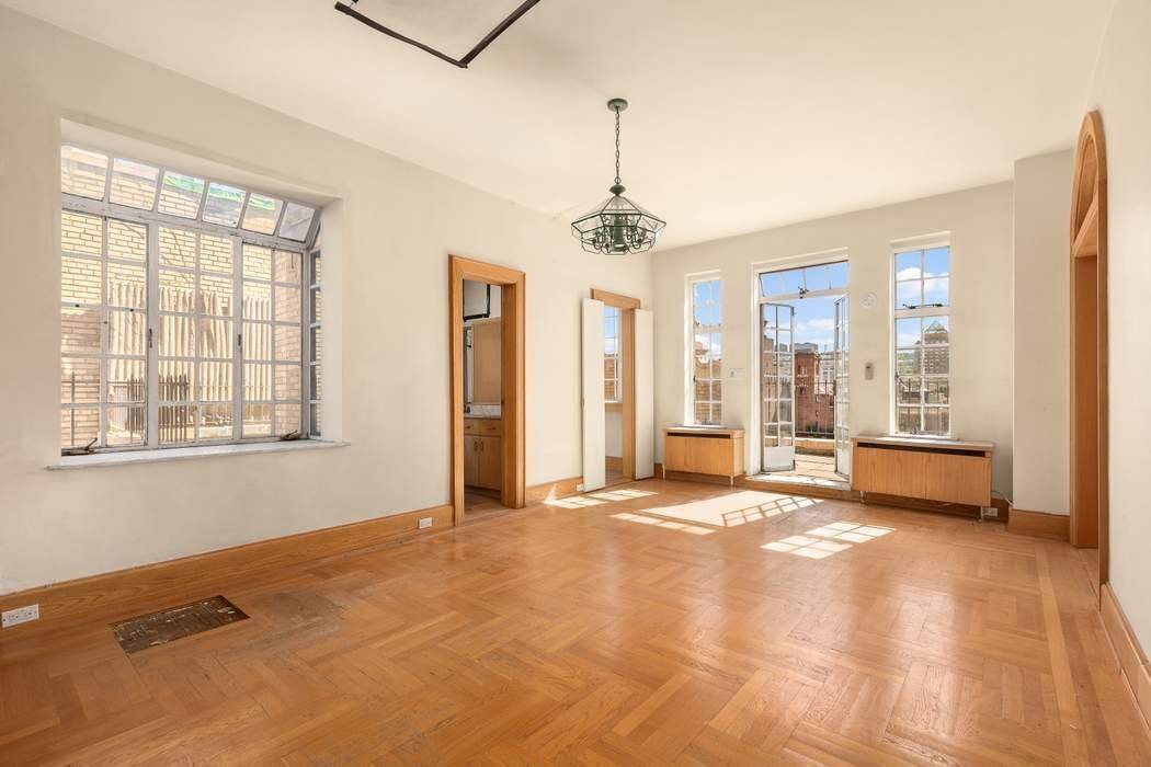 This offering represents the rare opportunity to acquire one of Gramercy Park s most iconic prewar penthouses.