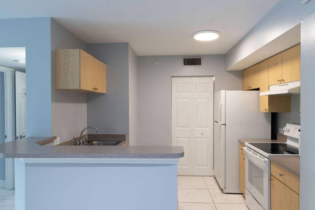 VERY NICE FIRST FLOOR ONE BEDROOM IN RESORT STYLE COMMUNITY.