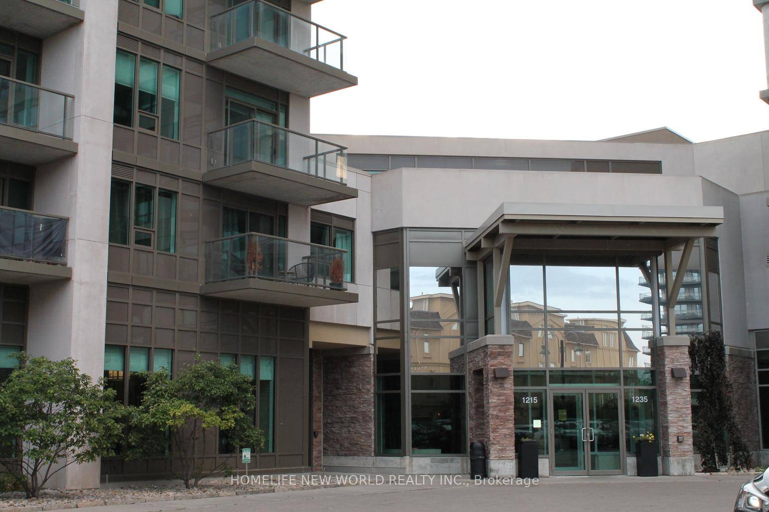 Welcome to this Beautiful and Luxurious 1 Bedroom Den Condo in the Heart of Pickering !
