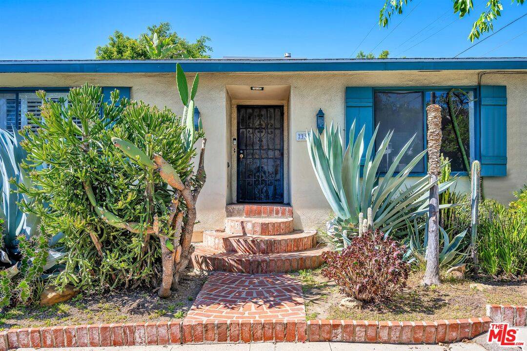 7369   Clinton St 2BR Hancock Park La