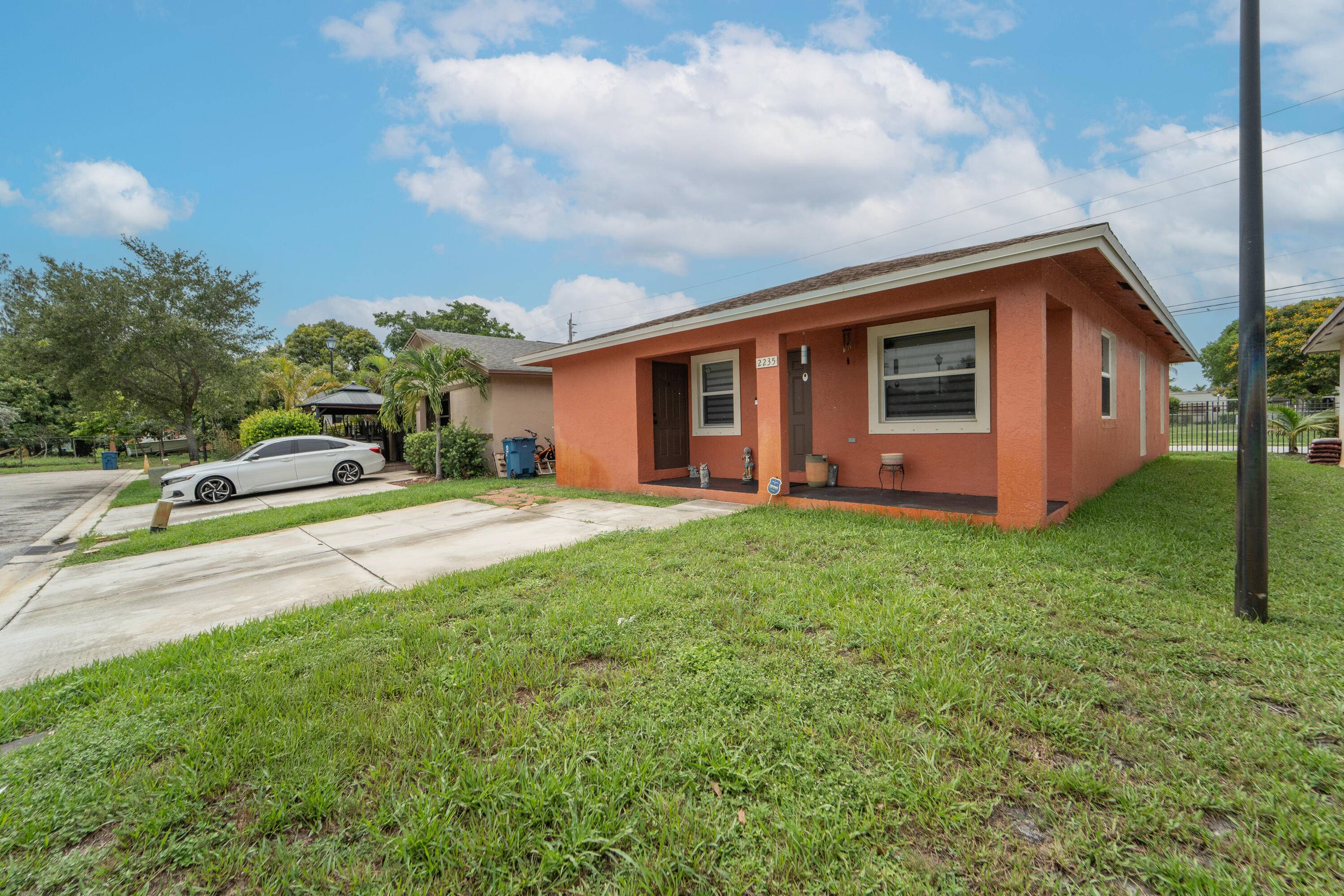 Discover this lovely 4 bedroom, 2 bathroom home built in 2011, nestled in the Rock Island Oaks community.