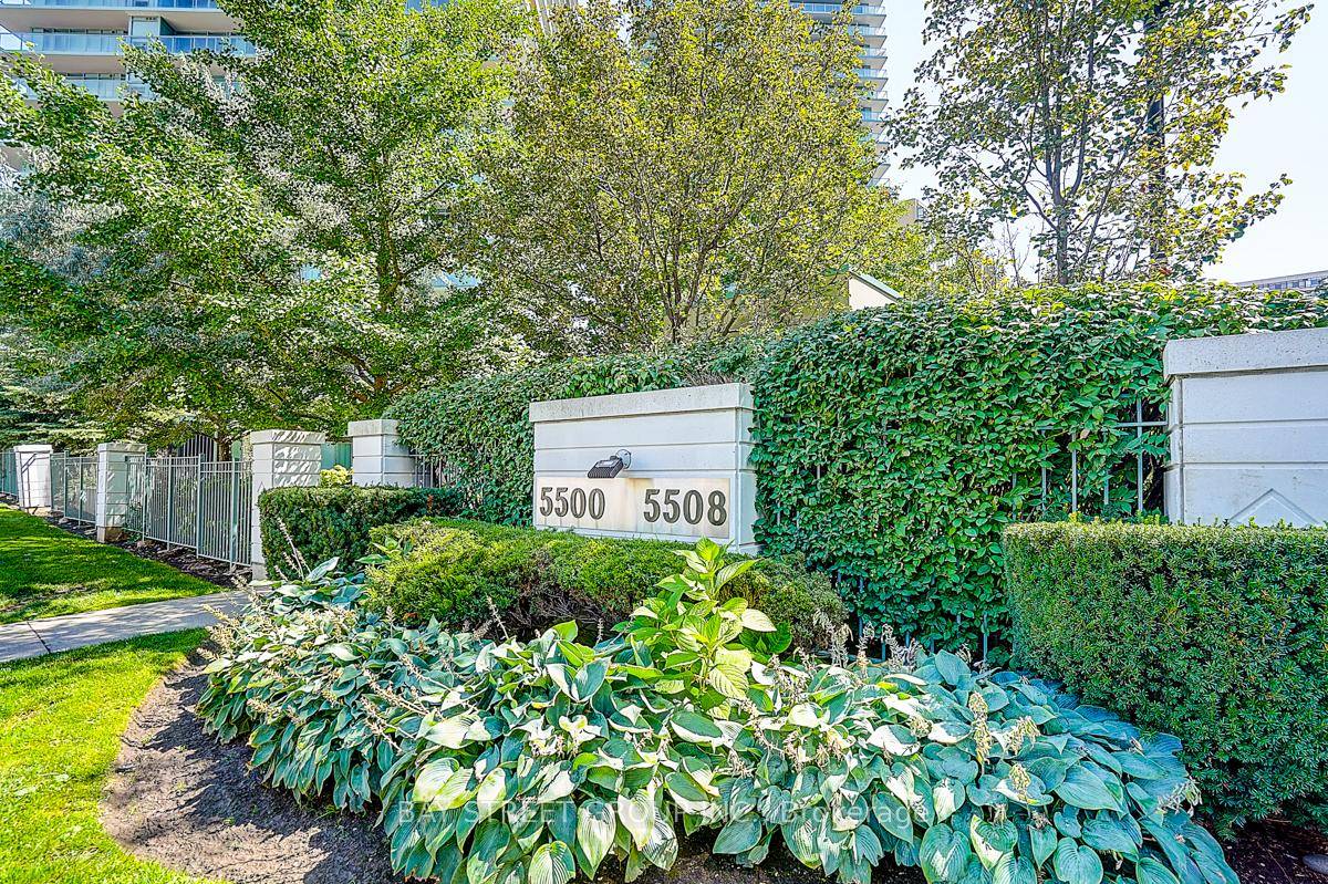 Experience elevated living in this one of a kind penthouse nestled in the heart of Downtown North York, boasting unobstructed, breathtaking southeast views and an abundance of natural light in ...