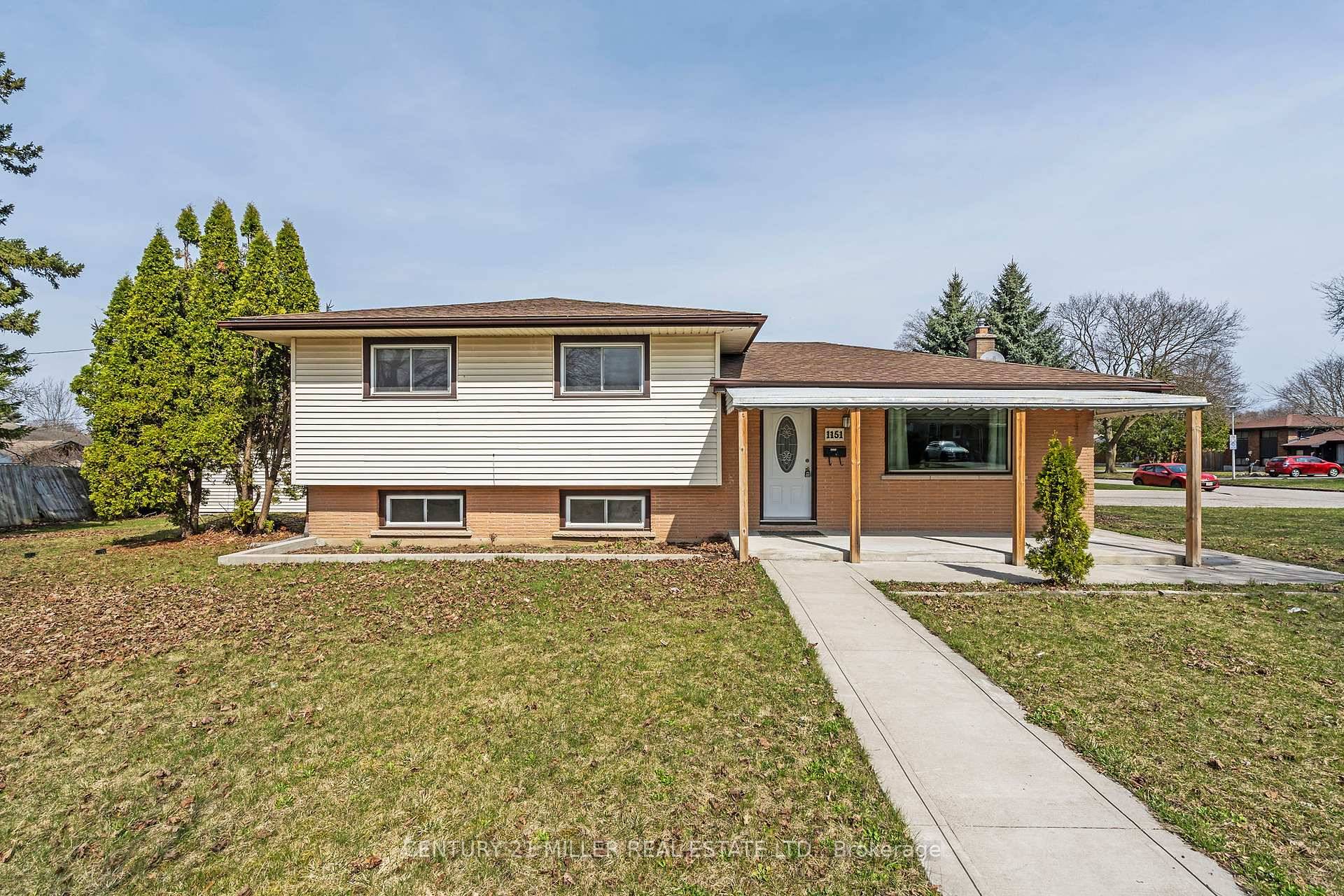 MOVE IN READY 3 2 BEDROOMS PLUS 2 BATHS, LOCATED IN THIS PRIME LOCATION OF EAST LONDON, THIS HOME OFFERS 3 LEVEL SIDE SPLIT, SPACIOUS BRIGHT LIVING ROOM, KITCHEN, FLOORING, ...