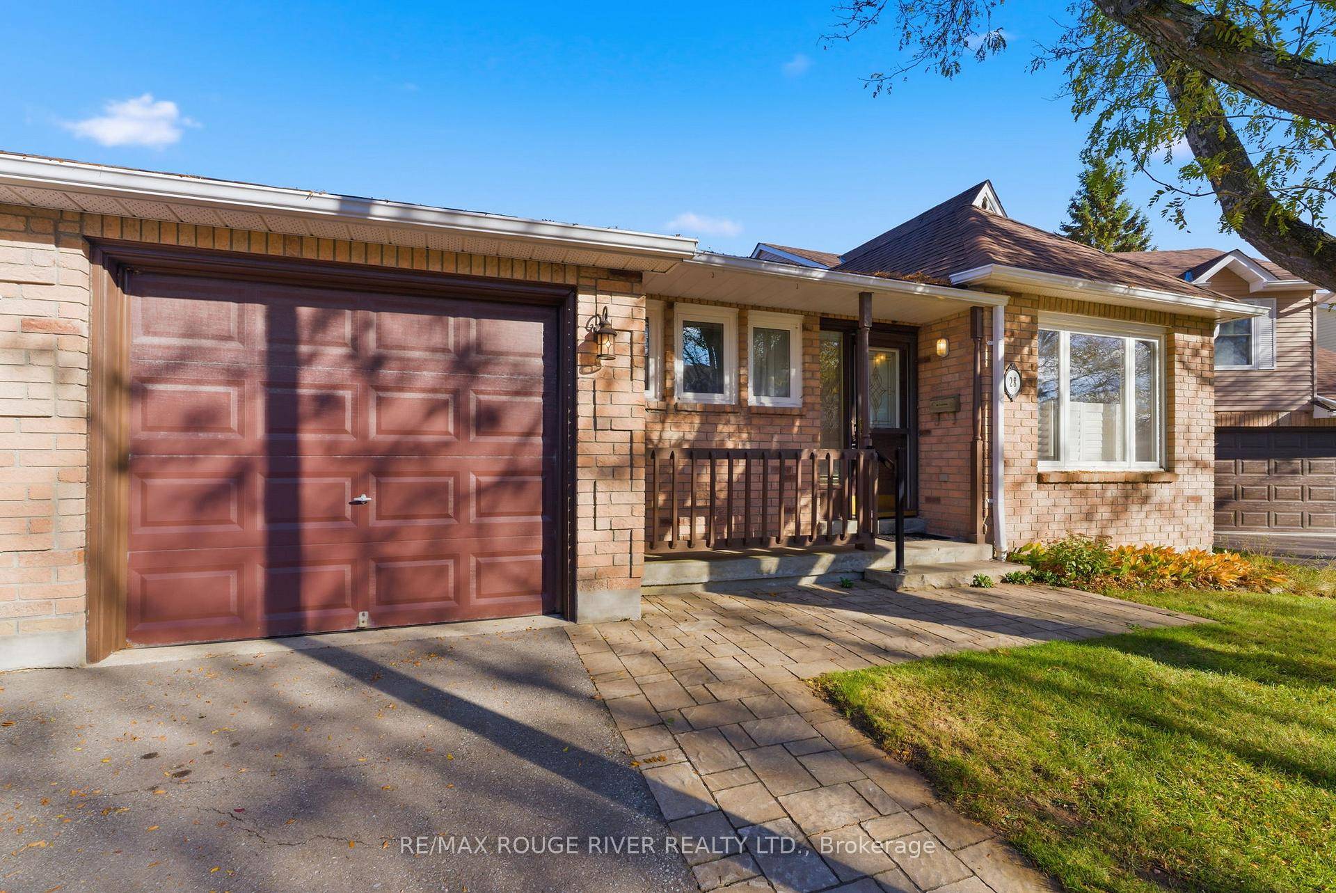 Welcome to this inviting 2 1 bedroom, 3 bathroom condo townhouse bungalow, ideally located on a quiet, family friendly court.