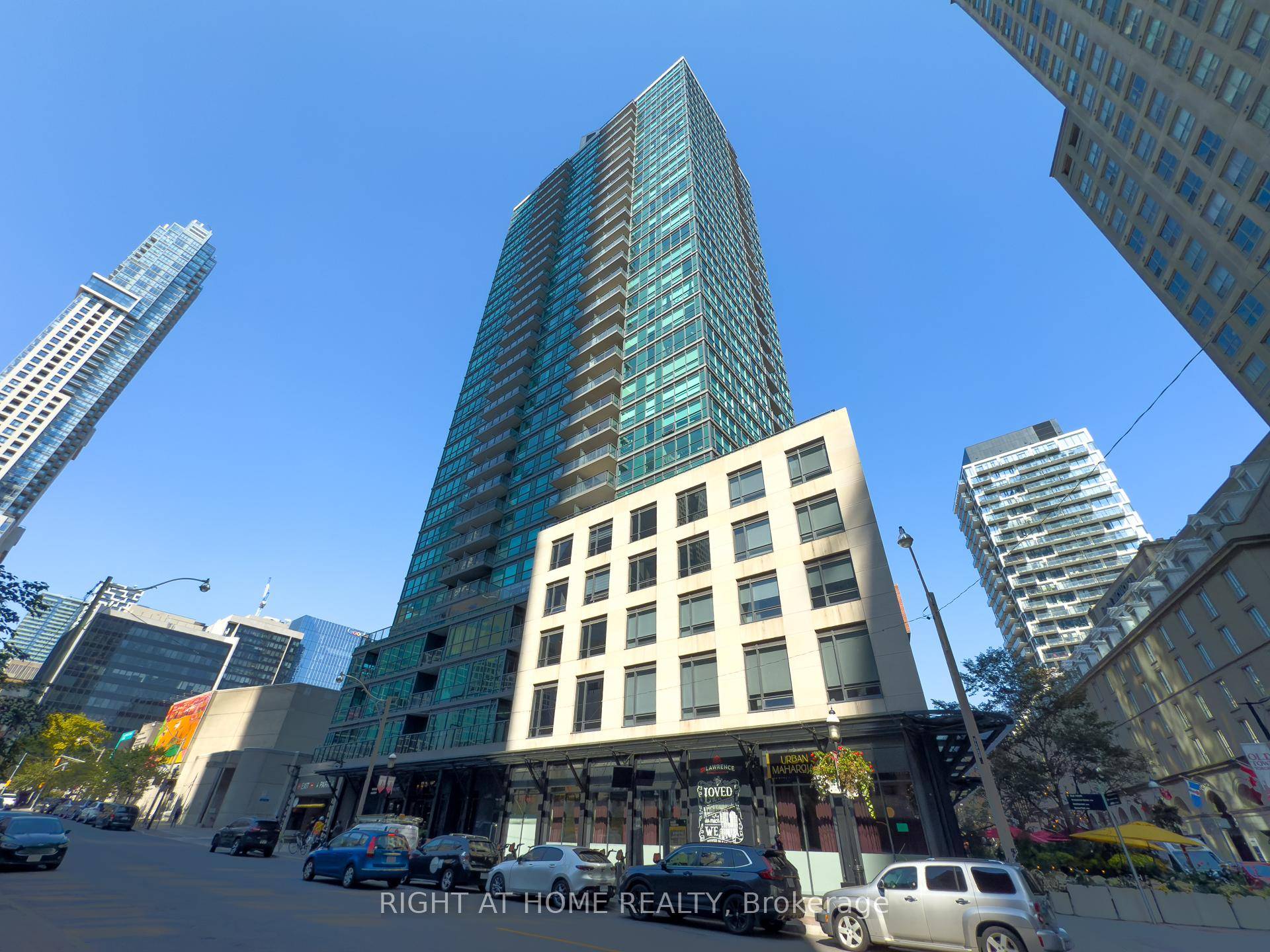 Highly Demanded Prestigious Location W Walk Score 99, City And Cn Tower View, Bright West Facing, Spacious amp ; Functional Layout W Almost 700 Sf, Two Split Bedrooms, Laminate Flooring ...