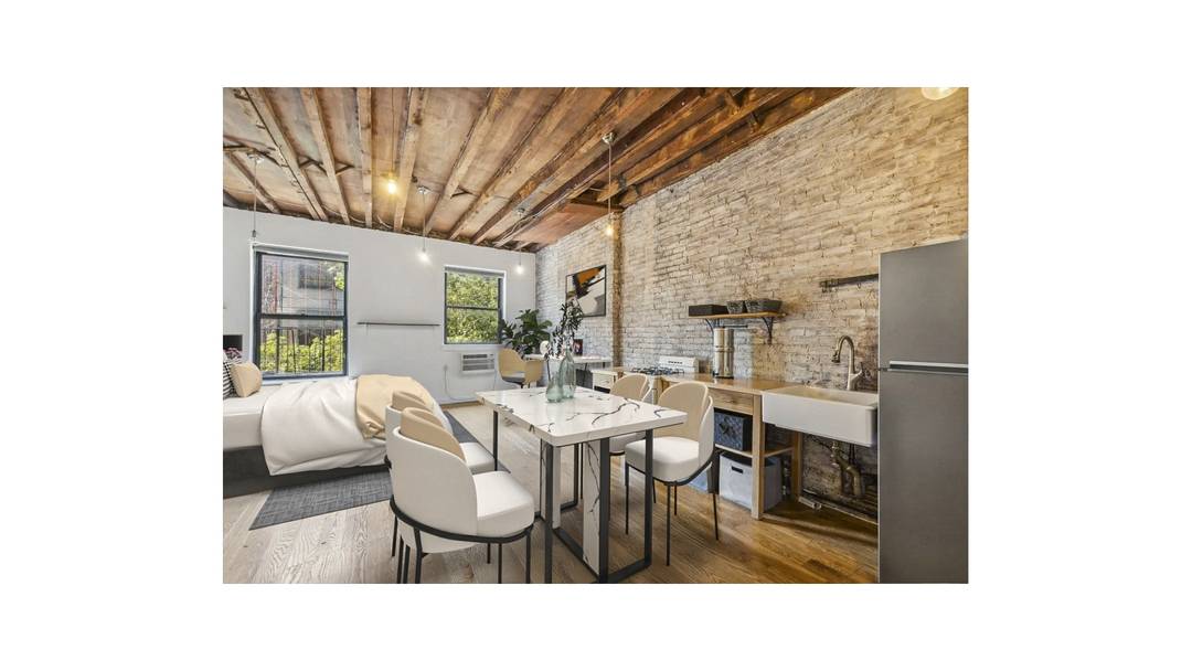 Welcome to 105 W 77th St, a lovely condo located in the heart of the Upper West Side in Manhattan.